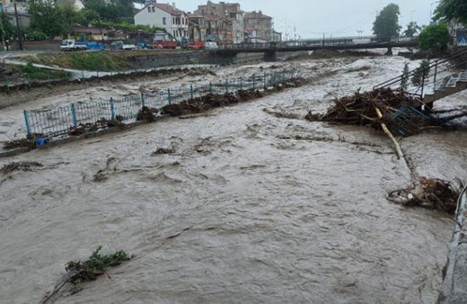 İnebolu'da sağanak etkili oldu! Dereler taştı,  AFAD Başkanı bölgeye gidiyor