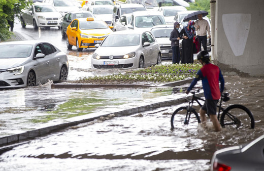 Bu gece İstanbul'u vuracak yarın çok şiddetli olacak! Meteoroloji yağmur alarmında Kastamonu, Sinop...