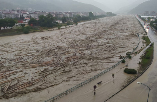 Sinop'ta sağanak su baskınlarına neden oldu! Ayancık'ta bir köy tedbir amaçlı boşaltıldı