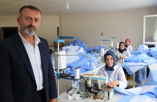 İstifa etti, hayatı değişti! Artvin'de ameliyat önlüğü üretmeye başladı şimdi para kırıyor