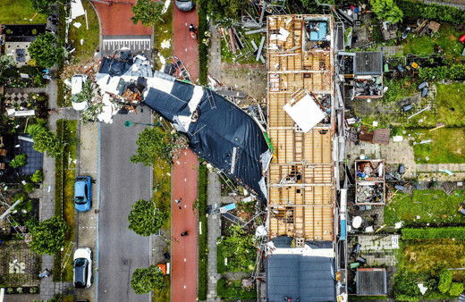 Hollanda'da hortum dehşeti! Çatılar uçtu, her yer savaş alanına döndü