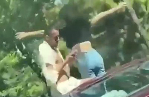 Arabanın açılır tavanından çıkıp dans ettiler, trafiği birbirine kattılar! Hem kendi canlarını hem trafiği tehlikeye attılar