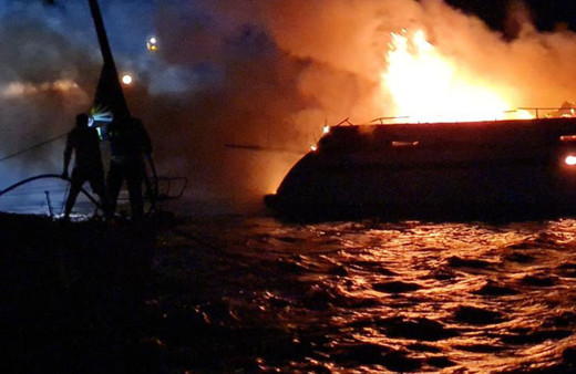 Bodrum'da milyonluk yat alev alev yanarak sulara gömüldü