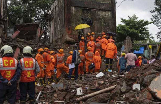 Hindistan'da 4 katlı bina çöktü: Ölü ve yaralılar var