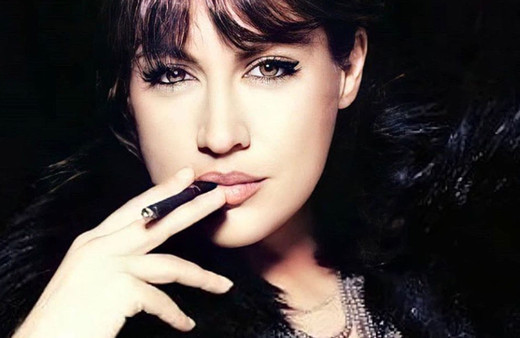 Tuğba Ekinci'den sahnede LGBT bayrağı açan Gülşen'e şok iddialar! "Bu isimlerle ben Madonna olurdum"