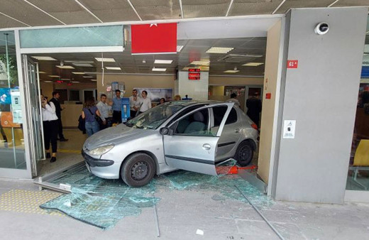 Bahçelievler'de banka şubesine araba daldı çalışanlar şoka girdi