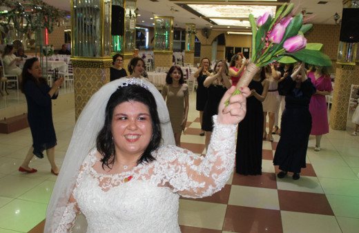 Kocaeli'de 30 yaşındaki Yasemin'in hayali gerçek oldu! Damatsız düğün yaptı