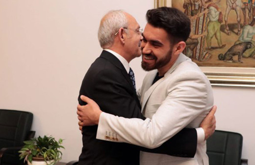 Kemal Kılıçdaroğlu, darbe davasında müebbet alan askeri öğrenciyi kabul edip sarıldı