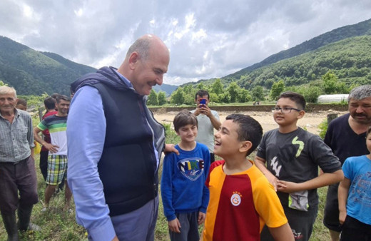 Bakan Soylu yine gönülleri fethetti:  Sel mağduru çocukların isteğini geri çevirmedi