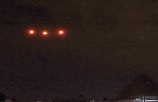 Gören herkes telefonlarına sarıldı! Gökyüzünde UFO paniği!