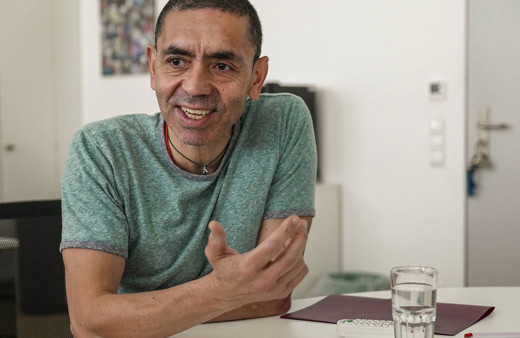 Uğur Şahin boynundaki kolyenin sırrını açıkladı! Bilim adamı meğer...