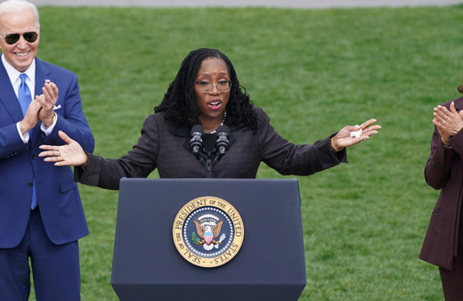 ABD Yüksek Mahkemesi'nin ilk siyahi kadın yargıcı yemin etti