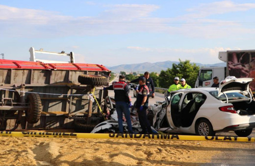Afyonkarahisar'da feci kaza! Traktör römorkuna çarptı: Ölü ve yaralılar var