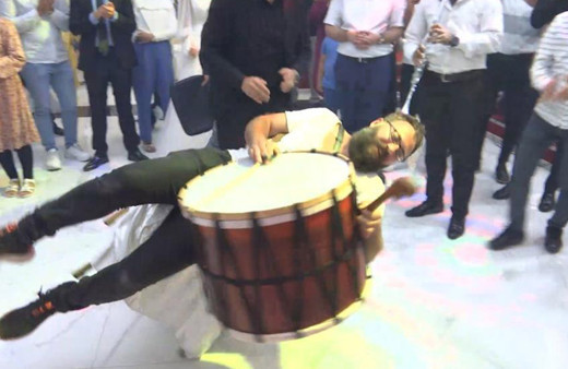 Düğünde kendinden geçen çılgın davulcu geceye damga vurdu