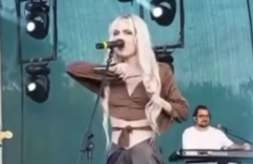 Müzisyen Güneş sahnede saçını kesti! "Saçımı toplayan kişi hariç kimseye özür borcum yok"