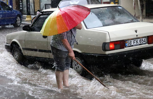 Meteoroloji o illeri uyardı! Kuvvetli yağış çok fena geliyor, dikkatli olun!