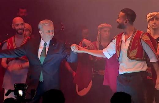 Mansur Yavaş sahneye çıktı, Ankara havası oynadı! Görüntüler sosyal medyada viral oldu