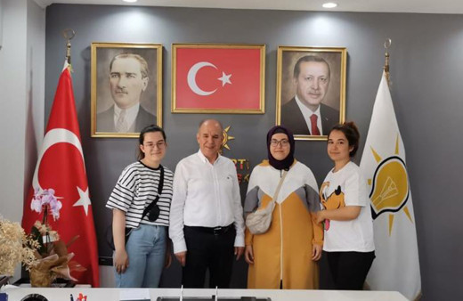 Balıkesir'de üçüz kardeşler AK Partiye üye oldu