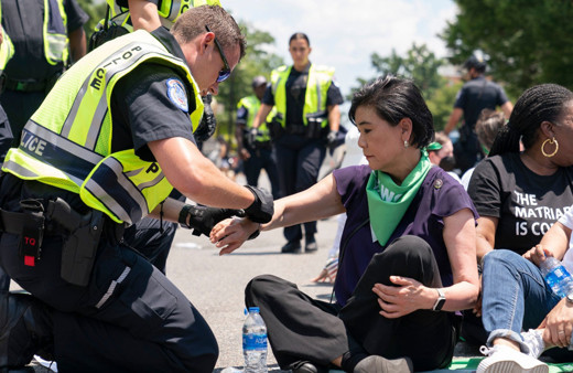 ABD milletvekili sokak protestosunda koluna kelepçe takılarak gözaltına alındı!
