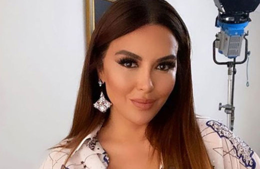 Aslı Hünel bikini yerine elbise ile denize girdi, resti çekti! "Beni bikini ile yakalayamazsınız"