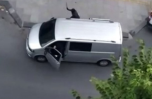 Arsız hırsızlar kendilerini uyaran vatandaşları satırla tehdit etti! Kameralar saniye saniye kaydetti