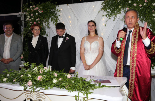 Meral Akşener, Çanakkale’de nikah şahidi oldu