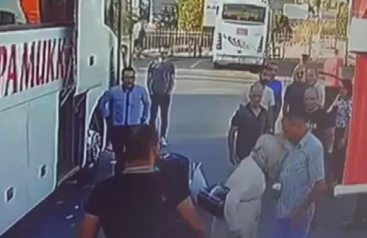 Taksi bulamayınca çıldıran kadın şoföre sıcak çay döktü kafa attı