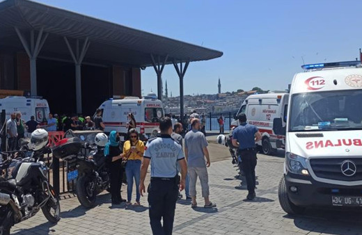 Büyük panik! Dümeni kilitlendi Şehir Hatları vapuru Karaköy iskelesine çarptı yaralılar var