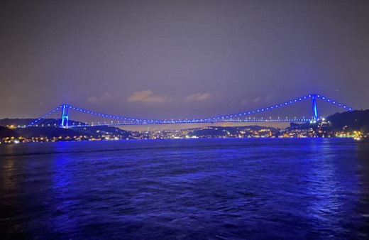 Denizcilik ve Kabotaj Bayramı için köprüler mavi renge büründü