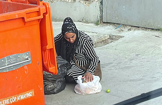 Dilencinin çöpten kuru ekmek oyunu! Ekmek arasından 2 bin 400 TL çıktı