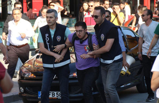 Eskişehir'de izinsiz LGBT yürüyüşüne polis müdahalesi: 10 gözaltı