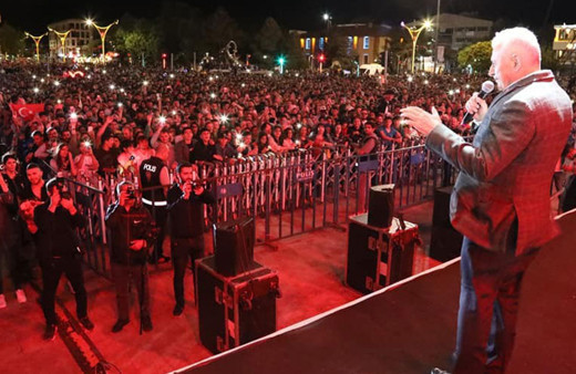 Binali Yıldırım, konserde seyirciyle türkü söyledi - VİDEO İZLE