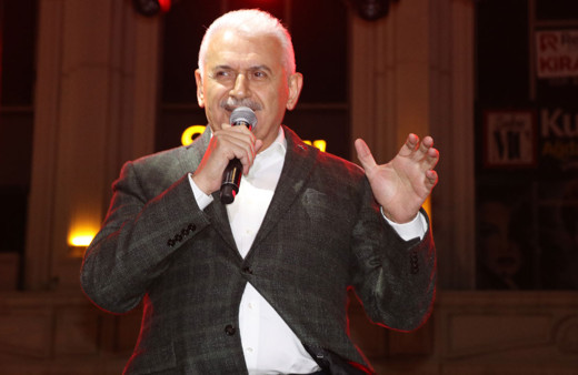 Binali Yıldırım, Murat Dalkılıç'ın konseri öncesi seyirciyle türkü söyledi