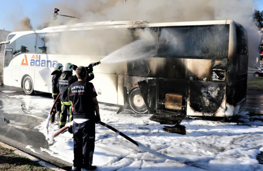 Antalya’da otogara yolcu almaya giden otobüs alev alev yandı