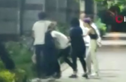 Ankara’da 2 genç kız kendilerini taciz eden erkeği tekme tokat dödü! İşte o anlar