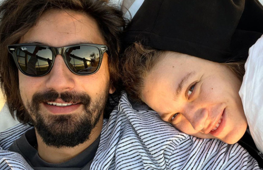 Serenay Sarıkaya yalın ayak sevgilisine dans eti Umut Evirgen hayranlıkla izledi! Dans şovu ile Yunanistan'ı yıktı geçti