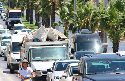 Akın akın geliyorlar Bodrum kırmızı alarma geçti! 5 kilometrelik yol 45 dakika oldu