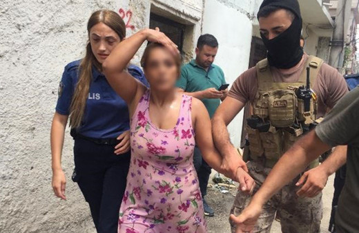 Önce komşusunun evini yaktı, sonra kendini yakmak istedi! Özel harekat yakaladı