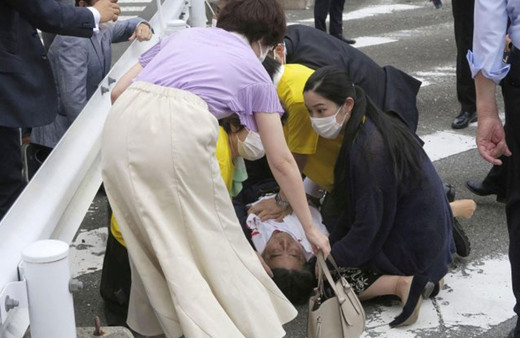 Eski Başbakan'a suikast! Konuşması sırasında göğsünden vuruldu Özel Harekatçıymış