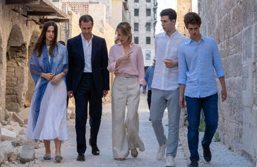 Beşar Esad, Türkiye operasyonu öncesi Halep'te şov yaptı! Eşi, kızı ve 2 oğluyla...