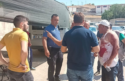 Kasaplar bıçakla üzerine yürüdükleri gazetecileri darp etti