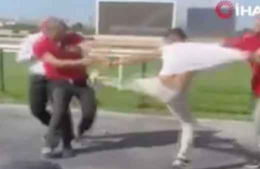 Bursa'da atlar yarıştı seyisler kapıştı! Seyislerin tekmeli yumrulu kavgası kamerada