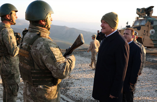 İçişleri Bakanı Süleyman Soylu bayram namazını Yüksekova'da üs bölgesinde kıldı