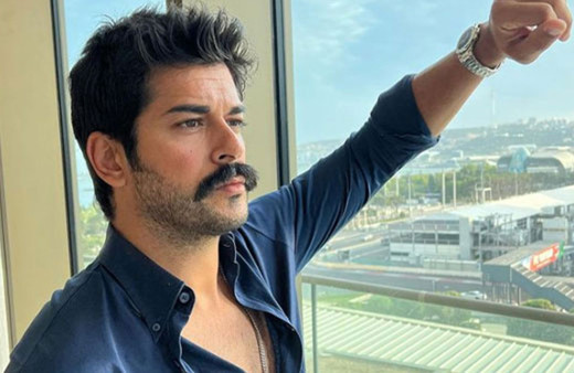 Burak Özçivit eşiyle bayram paylaşımı yaptı saçlarını görenler şok oldu! "Saçlar alev almış"