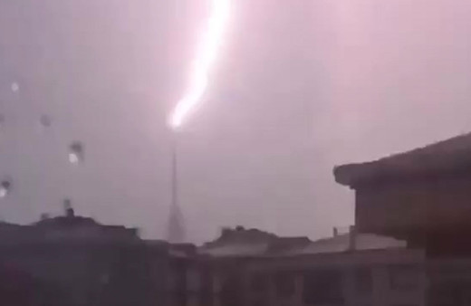 Çamlıca Radyo-TV Kulesi’ne yıldırım düştüğü anlar kamerada