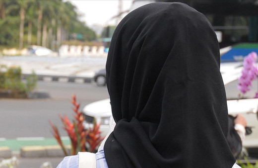 Avrupa'nın göbeğinde kadına ırkçı saldırı: Başörtüsünü yırttı, kafasına vurdu