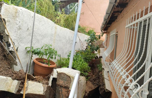 Sarıyer’de yol gecekondunun üzerine çöktü