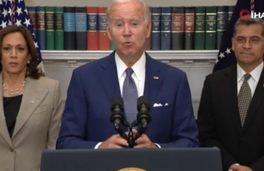 Joe Biden'dan yeni gaf 'cümlenin sonu, cümleyi tekrar oku' şeklindeki notları da okudu