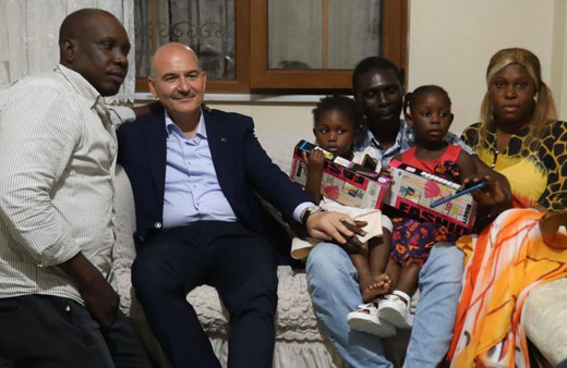Bakan Soylu metroda sözlü saldırıya uğrayan Senegalli aileyi ziyaret etti