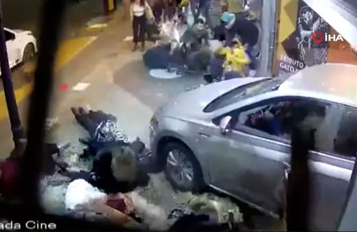 Sıra bekleyenlerin arasına araç daldı: Çok sayıda yaralı var